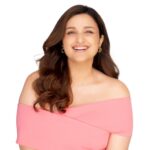 La Pink and Parineeti Chopra promote microplastic-free, naturally pink lips.
