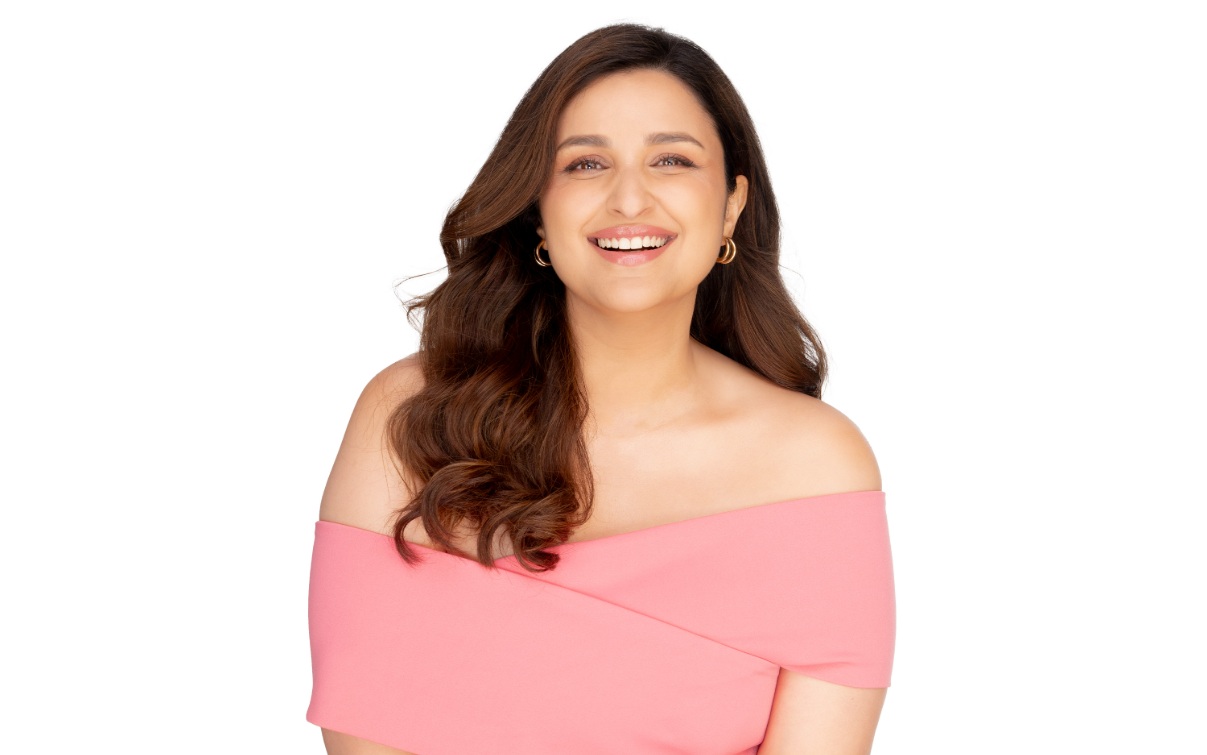 La Pink and Parineeti Chopra promote microplastic-free, naturally pink lips.