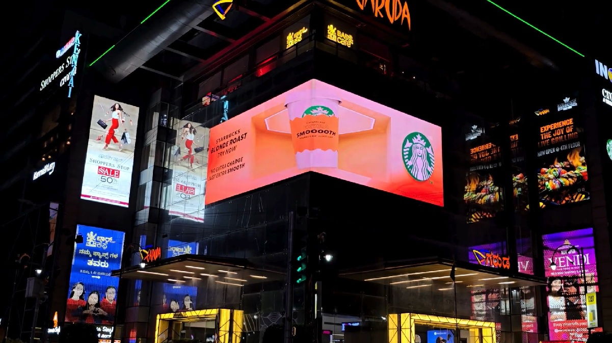 MOMS and Starbucks launch 3D anamorphic campaign in Bangalore.